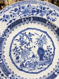 Quatre plats en porcelaine de Chine en bleu et blanc, Yongzheng/Qianlong