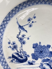 Quatre plats en porcelaine de Chine en bleu et blanc, Yongzheng/Qianlong