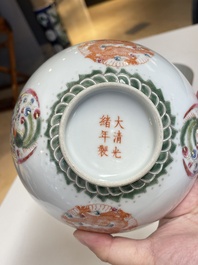 Cinq bols en porcelaine de Chine famille rose et &agrave; fond rouge de corail, 19/20&egrave;me