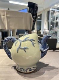 A Chinese blue and white peach-shaped cadogan teapot, 19th C.