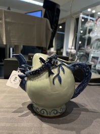 A Chinese blue and white peach-shaped cadogan teapot, 19th C.