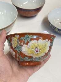 Cinq bols en porcelaine de Chine famille rose et &agrave; fond rouge de corail, 19/20&egrave;me