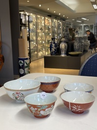 Cinq bols en porcelaine de Chine famille rose et &agrave; fond rouge de corail, 19/20&egrave;me