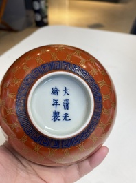 Cinq bols en porcelaine de Chine famille rose et &agrave; fond rouge de corail, 19/20&egrave;me