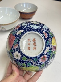 Cinq bols en porcelaine de Chine famille rose et &agrave; fond rouge de corail, 19/20&egrave;me