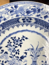 Quatre plats en porcelaine de Chine en bleu et blanc, Yongzheng/Qianlong