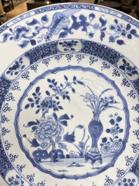 Quatre plats en porcelaine de Chine en bleu et blanc, Yongzheng/Qianlong