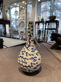 A Chinese blue and white 'Bleu de Hue' vase with a phoenix for the Vietnamese market, Tho mark, 19th C.