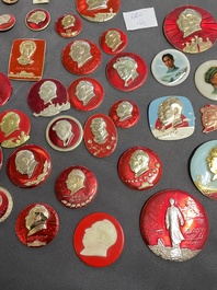 44 Chinese Mao portrait badges, incl. one in porcelain, Cultural Revolution