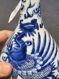 Een Chinese blauw-witte 'Bleu de Hue' vaas met een feniks voor de Vietnamese markt, Tho merk, 19e eeuw