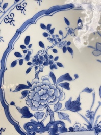 Quatre plats en porcelaine de Chine en bleu et blanc, Yongzheng/Qianlong