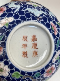 Cinq bols en porcelaine de Chine famille rose et &agrave; fond rouge de corail, 19/20&egrave;me