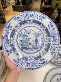 Quatre plats en porcelaine de Chine en bleu et blanc, Yongzheng/Qianlong