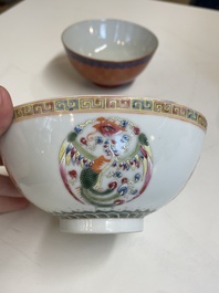 Cinq bols en porcelaine de Chine famille rose et &agrave; fond rouge de corail, 19/20&egrave;me