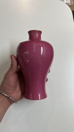 Vase de forme 'meiping' en porcelaine de Chine en rose monochrome, marque de Yongzheng, R&eacute;publique