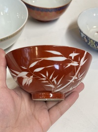 Cinq bols en porcelaine de Chine famille rose et &agrave; fond rouge de corail, 19/20&egrave;me