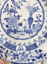 Quatre plats en porcelaine de Chine en bleu et blanc, Yongzheng/Qianlong