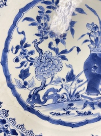 Quatre plats en porcelaine de Chine en bleu et blanc, Yongzheng/Qianlong