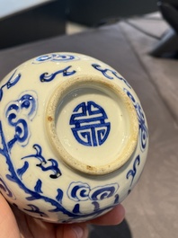 Een Chinese blauw-witte 'Bleu de Hue' vaas met een feniks voor de Vietnamese markt, Tho merk, 19e eeuw