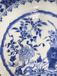 Quatre plats en porcelaine de Chine en bleu et blanc, Yongzheng/Qianlong