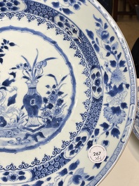 Quatre plats en porcelaine de Chine en bleu et blanc, Yongzheng/Qianlong