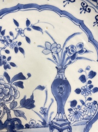 Quatre plats en porcelaine de Chine en bleu et blanc, Yongzheng/Qianlong