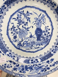 Quatre plats en porcelaine de Chine en bleu et blanc, Yongzheng/Qianlong