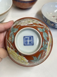 Cinq bols en porcelaine de Chine famille rose et &agrave; fond rouge de corail, 19/20&egrave;me