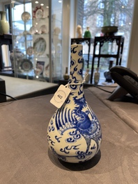 A Chinese blue and white 'Bleu de Hue' vase with a phoenix for the Vietnamese market, Tho mark, 19th C.