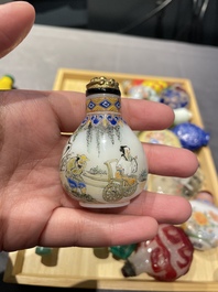 Een diverse collectie Chinese snuifflessen in glas, hardsteen en jade, 19/20e eeuw