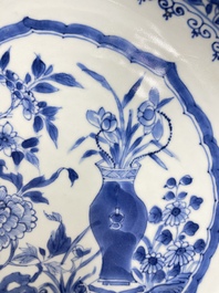 Quatre plats en porcelaine de Chine en bleu et blanc, Yongzheng/Qianlong