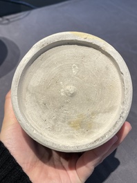 Bol en porcelaine de Chine 'Bleu de Hue' et un pot &agrave; chaux &agrave; &eacute;mail vert pour le Vietnam, le bol marqu&eacute; Tho, 18/19&egrave;me