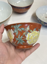 Cinq bols en porcelaine de Chine famille rose et &agrave; fond rouge de corail, 19/20&egrave;me