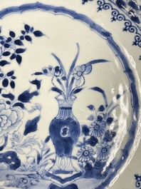 Quatre plats en porcelaine de Chine en bleu et blanc, Yongzheng/Qianlong