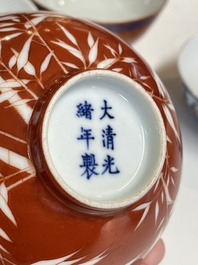 Cinq bols en porcelaine de Chine famille rose et &agrave; fond rouge de corail, 19/20&egrave;me