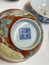 Cinq bols en porcelaine de Chine famille rose et &agrave; fond rouge de corail, 19/20&egrave;me