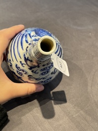 Een Chinese blauw-witte 'Bleu de Hue' vaas met een feniks voor de Vietnamese markt, Tho merk, 19e eeuw