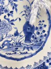 Quatre plats en porcelaine de Chine en bleu et blanc, Yongzheng/Qianlong