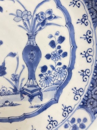 Quatre plats en porcelaine de Chine en bleu et blanc, Yongzheng/Qianlong