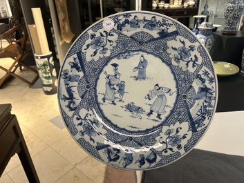 Plat en porcelaine de Chine en bleu et blanc &agrave; d&eacute;cor d'une punition, Yongzheng/Qianlong
