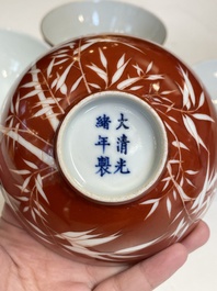 Cinq bols en porcelaine de Chine famille rose et &agrave; fond rouge de corail, 19/20&egrave;me