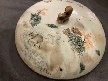 Un plat en porcelaine de Chine qianjiang cai au sceau de Dai Yucheng 戴裕成 et un bol couvert sign&eacute; Yu Luchang  余吕昌 et dat&eacute; 1885