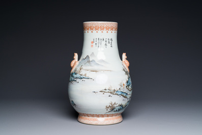 Vase de forme 'hu' en porcelaine de Chine famille rose &agrave; d&eacute;cor de paysage montagneux, sign&eacute; Wang Xiaoting 汪小亭, dat&eacute; 1943