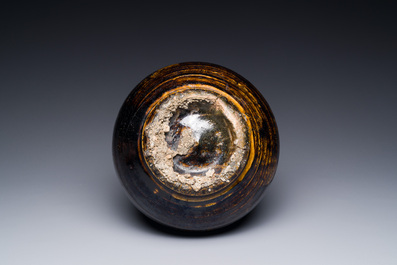 Vase de forme bouteille en porcelaine de Cor&eacute;e en brun monochrome, Goryeo, 15/16&egrave;me