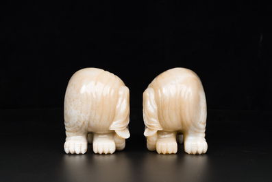 Een paar Chinese witte en roodbruine jade sculpturen van een olifant, Qianlong