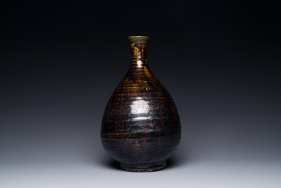 Vase de forme bouteille en porcelaine de Cor&eacute;e en brun monochrome, Goryeo, 15/16&egrave;me