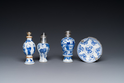 Quatre objets en porcelaine de Chine en bleu et blanc aux montures en argent, Kangxi