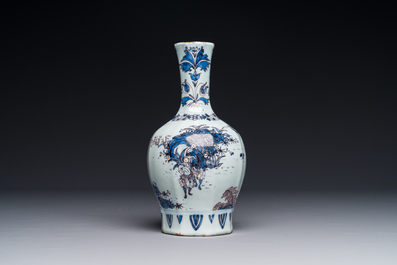 Een fraaie flesvormige Delftse blauw-wit en mangane chinoiserie vaas, eind 17e eeuw