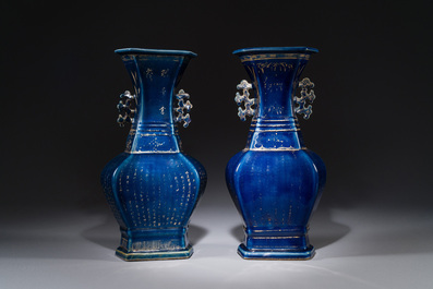 Een paar Chinese poederblauwe vazen met verguld decor, Qianlong