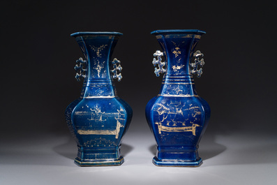 Een paar Chinese poederblauwe vazen met verguld decor, Qianlong